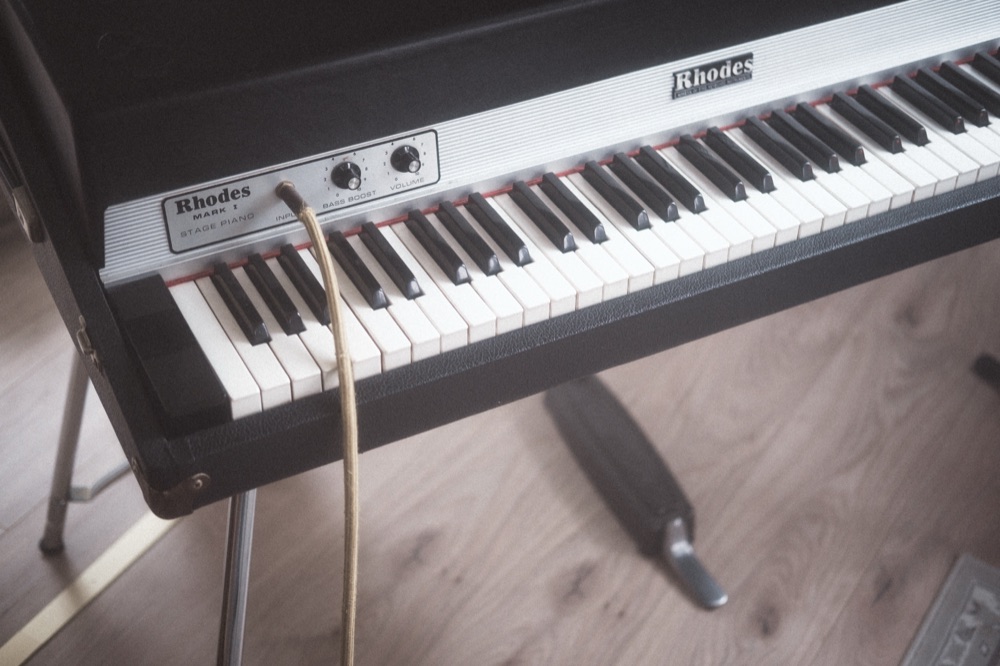 Detailaufnahme des Fender Rhodes Mark I mit Klinkenkabel auf den Tasten.